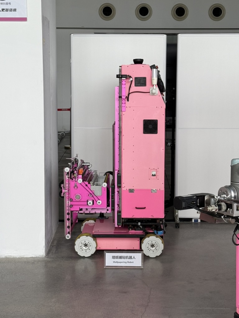 Робот Bright Dream Robotics для оклейки стен обоями