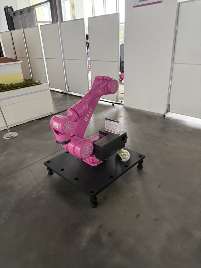 Розовый промышленный манипулятор в демонстрационном центре Bright Dream Robotics