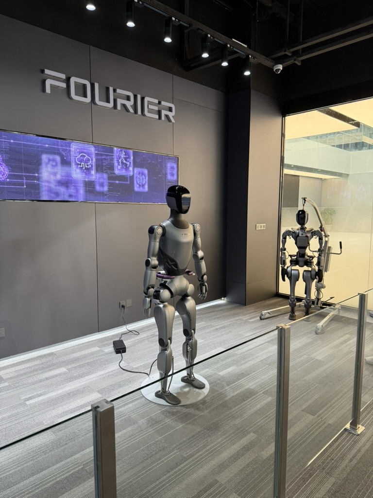 Гуманоидные роботы Fourier в демонстрационном зале компании