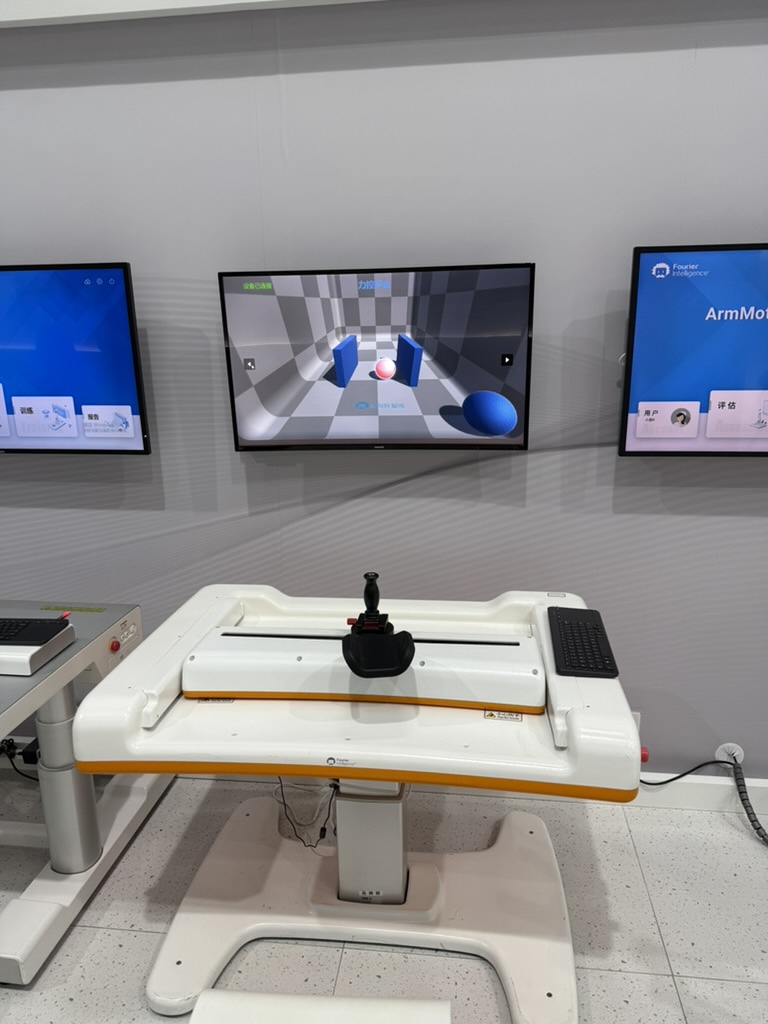 Роботизированный реабилитационный стол ArmMotus с джойстиком