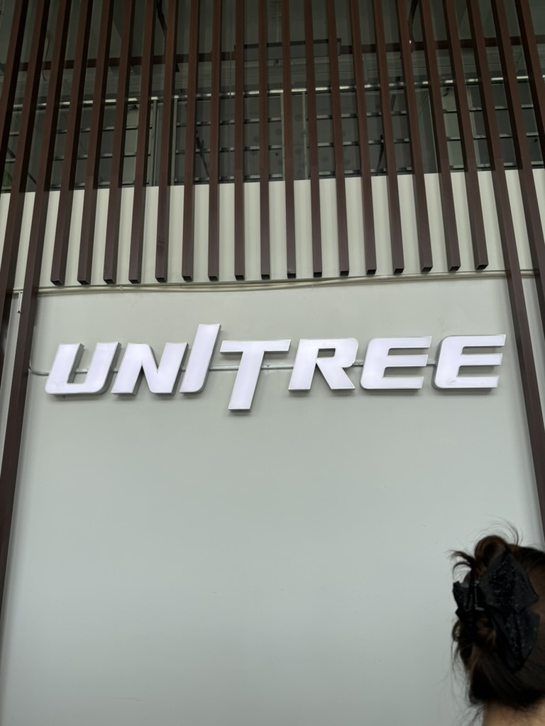Логотип Unitree в офисе компании