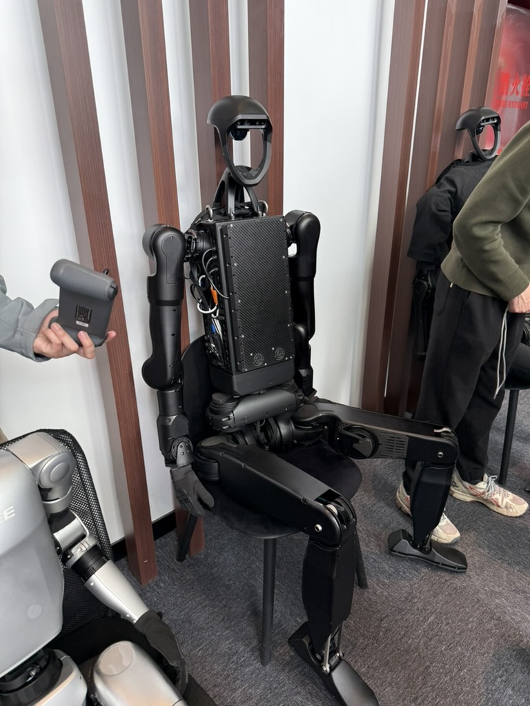 Черный Unitree G1 с открытой задней панелью